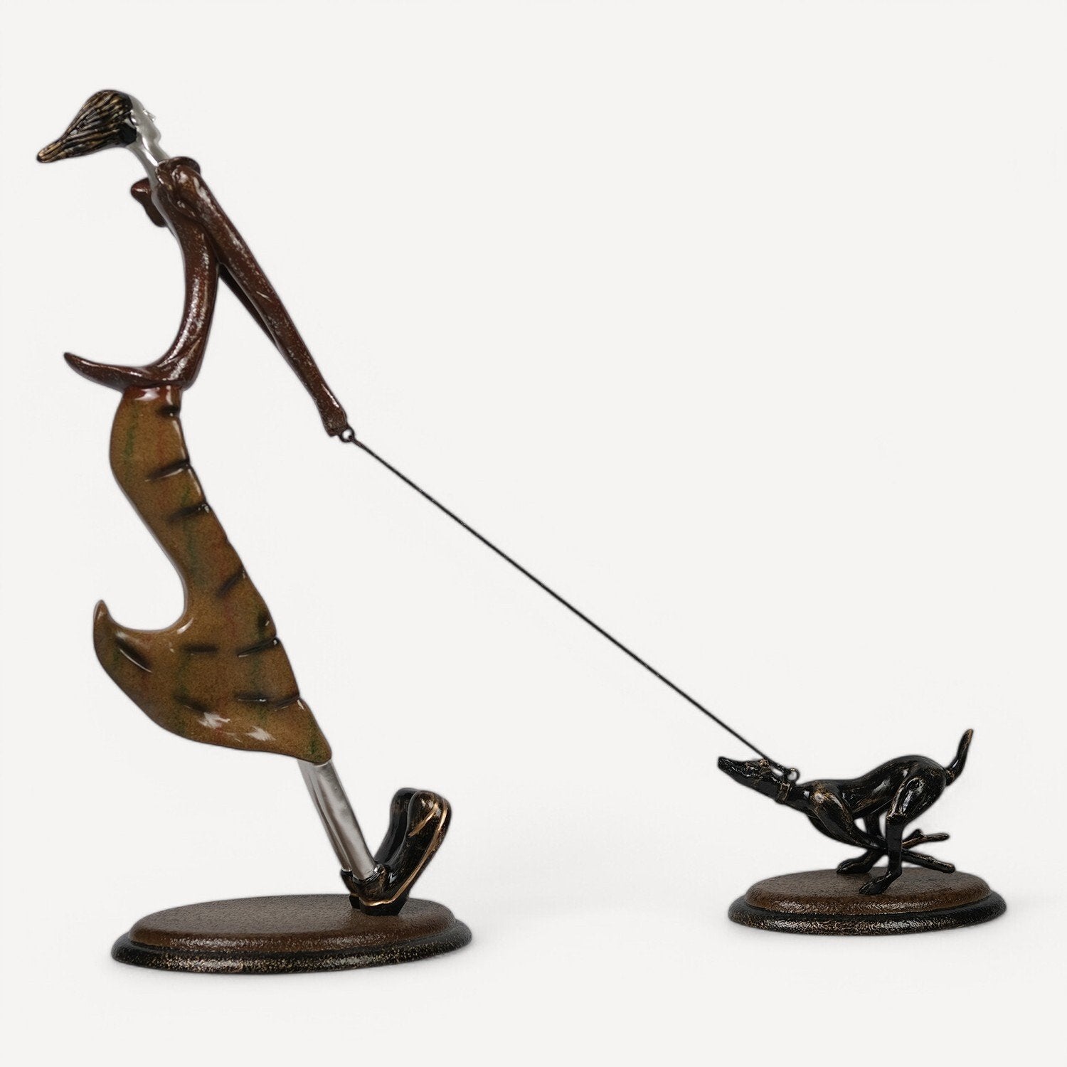 köpeğini Tutan Modern Kadın Heykeli